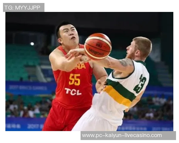 男篮蓝队迎战南非队全力争胜展现实力与团队合作精神